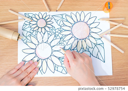 畫一幅畫的女人 52978754