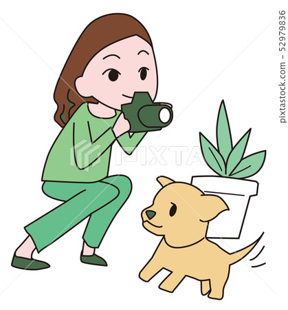 拍與照相機的婦女一張照片 拍與照相機的婦女一張照片 52979836