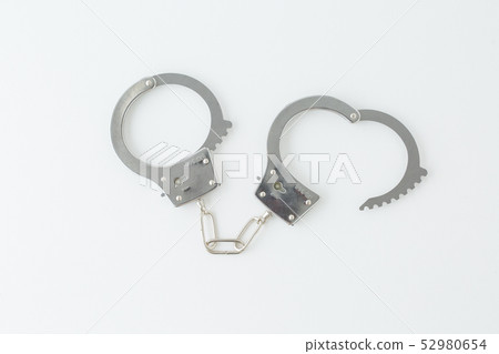 警察搶奪玩具手銬的犯罪戲曲在白色背景的 警察搶奪玩具手銬的犯罪戲曲在白色背景的 52980654