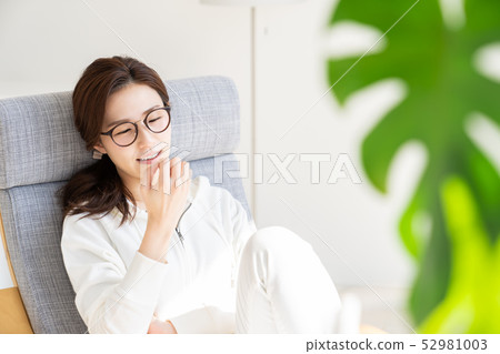 Relaxing woman 52981003