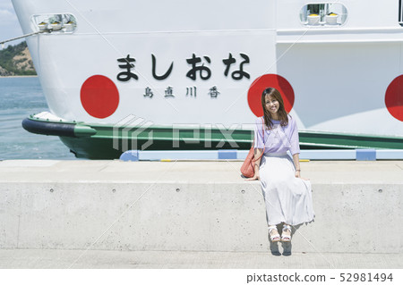 Woman traveling the island Woman traveling the island 52981494