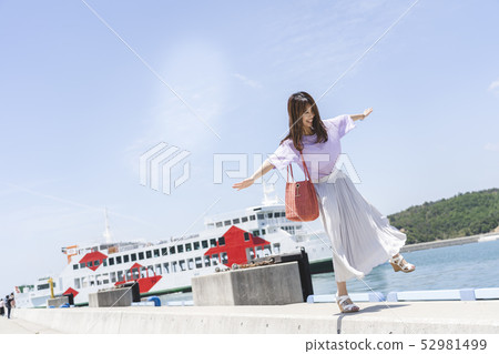 Woman traveling the island Woman traveling the island 52981499
