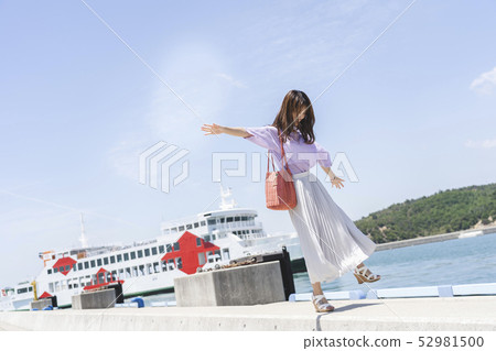 Woman traveling the island Woman traveling the island 52981500