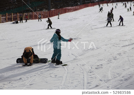 孩子們在滑雪場學習滑雪板 孩子們在滑雪場學習滑雪板 52983586