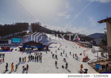 喜歡滑雪和滑雪板滑雪的人 喜歡滑雪和滑雪板滑雪的人 52984406