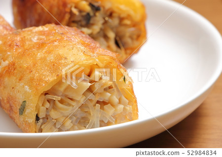 春捲的橫截面(中國食物點心)。 春捲的橫截面(中國食物點心)。 52984834