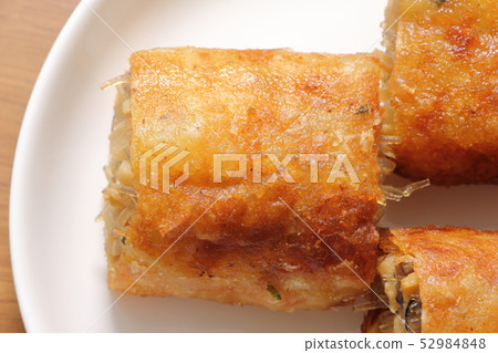 春捲。中國食物的點心。 春捲。中國食物的點心。 52984848