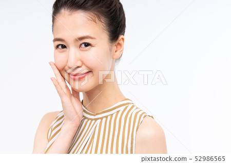 young woman      52986565