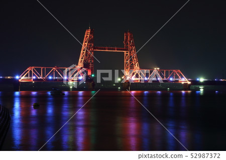 日本歷史名橋:福岡佐賀築後川升降橋,夜景,燈光璀璨的活動橋,國家指定重要文化財產。 日本歷史名橋:福岡佐賀築後川升降橋,夜景,燈光璀璨的活動橋,國家指定重要文化財產。 52987372