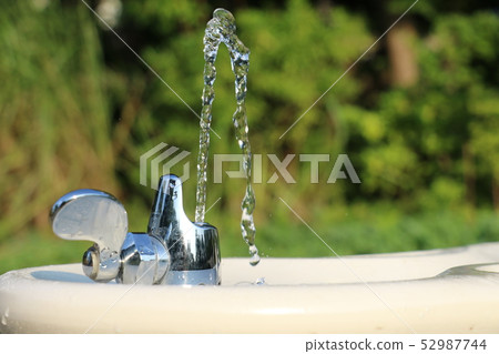 夏天公園澆水的地方 52987744
