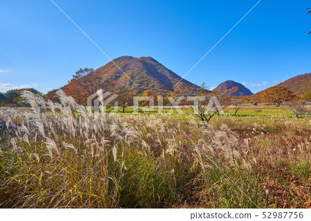 秋天在群馬縣榛名湖的榛名湖旋律線（縣道33號）附近看Haruna Fuji和Mt. Hahatagatake 52987756