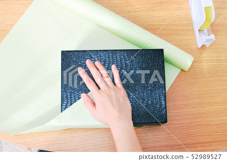 A woman who does wrapping 52989527