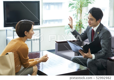 律師接受諮詢 52992982