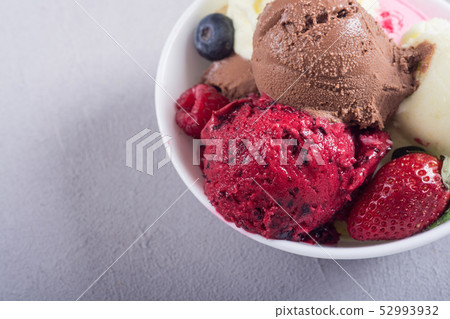 Mix of ice cream ball 52993932
