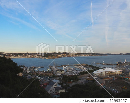 從江之島看到的Koshigoe海岸和小震動 從江之島看到的Koshigoe海岸和小震動 52993957