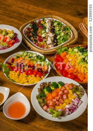 切碎的沙拉時尚健康食品切碎的沙拉 切碎的沙拉時尚健康食品切碎的沙拉 52999593