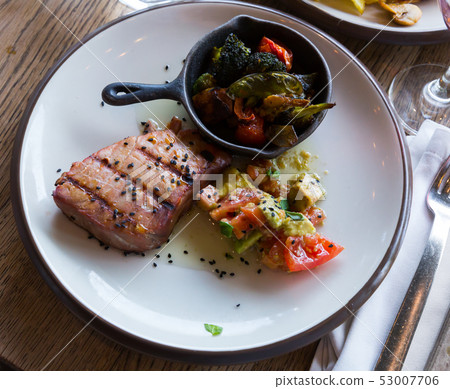 Braised tuna fillet with vegetables 53007706