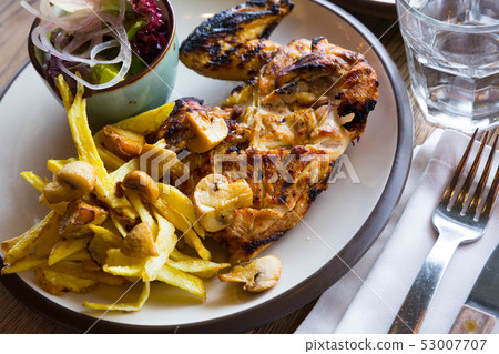 Charcoal-grilled chicken with vegetables 53007707