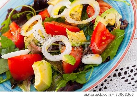 Fresh salad with avocado, tomato, green arugula and onion 53008366