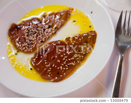 Raw tuna de Almadraba dish 53008479