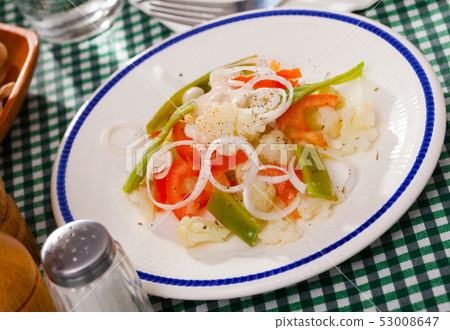 Cauliflower vegetable salad with stewed green beans and pepper Cauliflower vegetable salad with stewed green beans and pepper 53008647