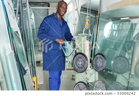 Glazier working with vacuum glass lifter 53009242