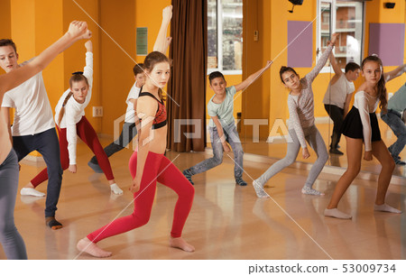 Teenagers practicing dance with female trainer 53009734