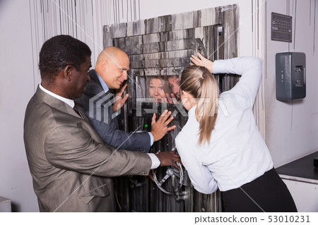 Businesspeople shutting door Businesspeople shutting door 53010231