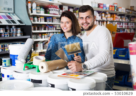 Couple buying tools for house decoration Couple buying tools for house decoration 53010629