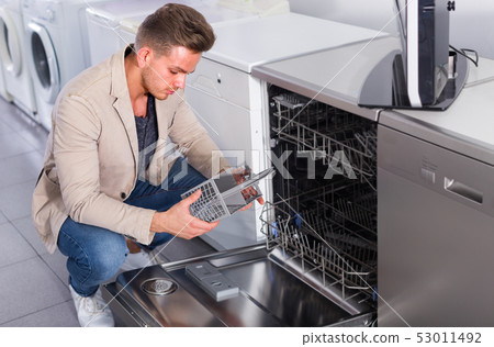customer looking at dishwashers customer looking at dishwashers 53011492