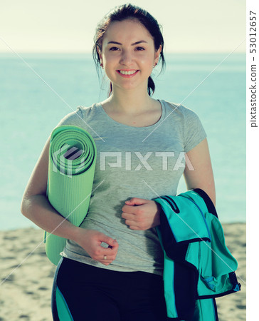 Girl ready to start training 53012657