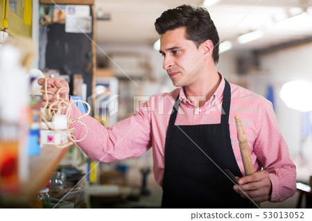 Joiner looking for necessary tools 53013052