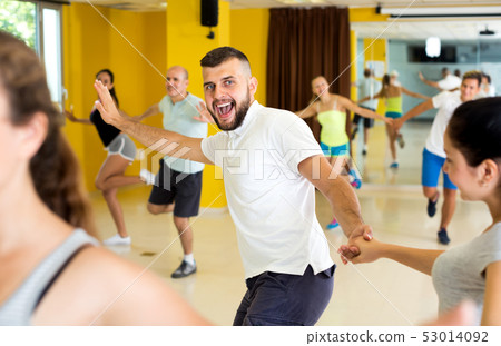 People dancing rock-and-roll in the hall 53014092