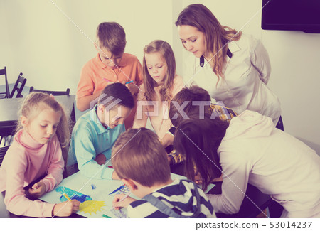 Team of elementary age children drawing Team of elementary age children drawing 53014237