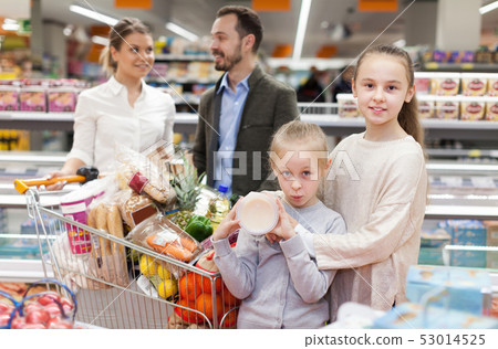 Family and their children are demonstraiting meal for home 53014525