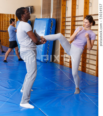 People practicing self defense techniques 53014557