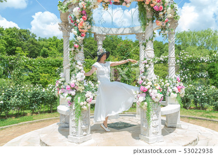 玫瑰花園婦女錶達喜悅玫瑰花玫瑰花園 玫瑰花園婦女錶達喜悅玫瑰花玫瑰花園 53022938