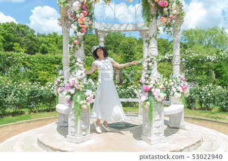  玫瑰花園婦女錶達喜悅玫瑰花玫瑰花園 53022940