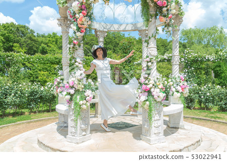  玫瑰花園婦女錶達喜悅玫瑰花玫瑰花園 53022941