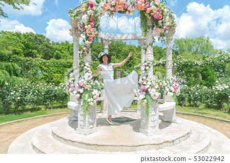  玫瑰花園婦女錶達喜悅玫瑰花玫瑰花園 53022942