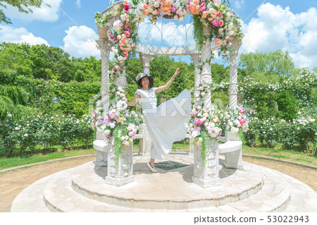  玫瑰花園婦女錶達喜悅玫瑰花玫瑰花園 53022943