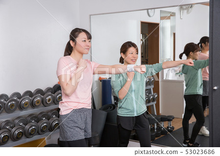 A woman who makes a boxer A woman who makes a boxer 53023686
