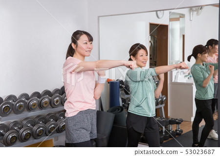 A woman who makes a boxer A woman who makes a boxer 53023687