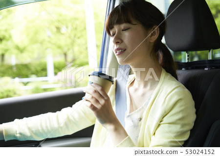 醒來在驅動器中間的婦女 醒來在驅動器中間的婦女 53024152