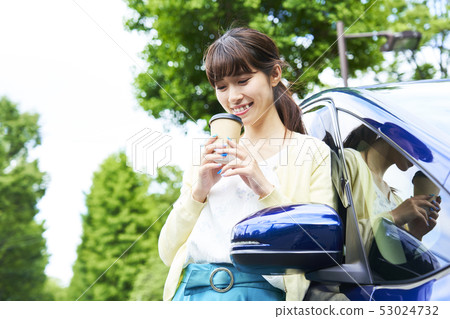 汽車和女士們 53024732