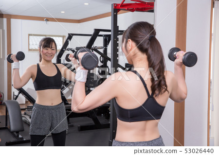 Woman who trains arm muscles 53026440