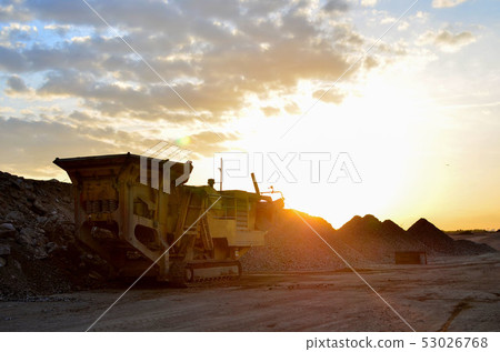Mobile Stone crusher machine by the construction Mobile Stone crusher machine by the construction 53026768