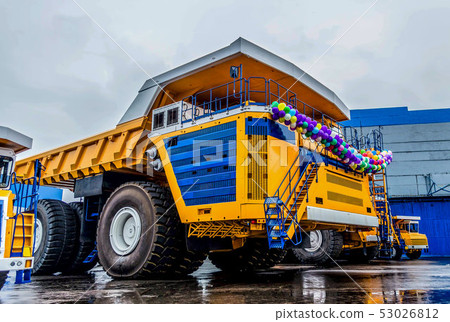 A huge mining truck A huge mining truck 53026812