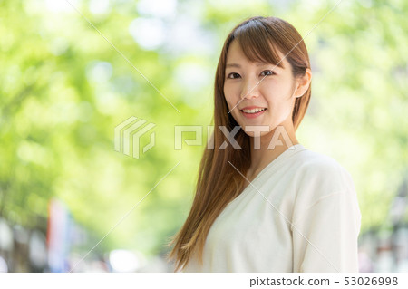 放鬆在公園的一名婦女 53026998