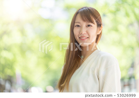 放鬆在公園的一名婦女 53026999